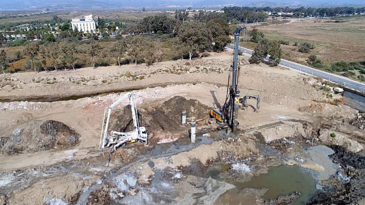 İzmir'in selçuk ilçesindeki efes antik kenti'ni 2 bin 500 yıl sonra yeniden denizle buluşturacak 'efes antik kanal projesi'nin ilk etabında sona yaklaşıldı.