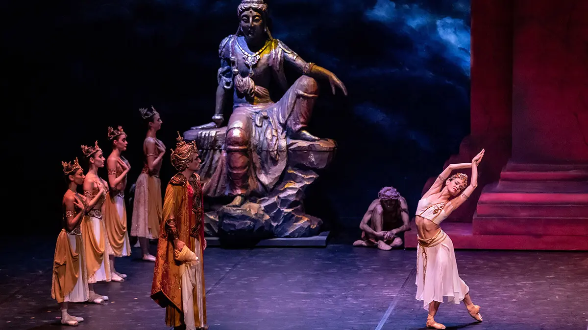 İstanbul devlet opera ve balesi'nin (i̇dob) önemli eserlerinden la bayadère'nin dün akşam yapılan gösteriminde dünyaca ünlü dansçı petra conti 'nikiya' rolünü sahneledi.