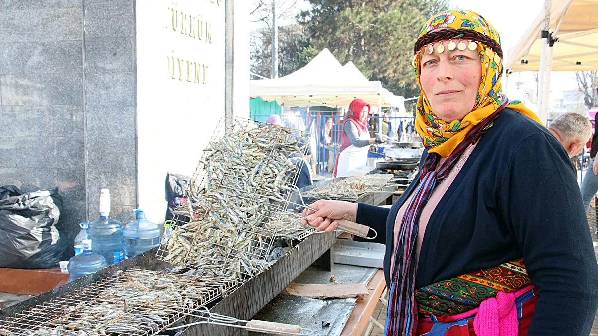 Düzce'de 3'üncü hamsi festivali; 4 ton hamsi dağıtıldı