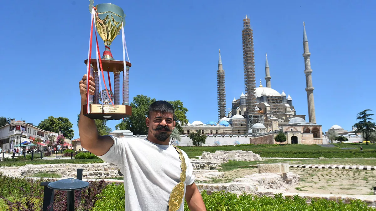 Edirne belediye başkanı recep gürkan, "cengizhan'ın ismi yasaklılar listesinde yoktu, dolayısıyla biz tıpkı cengizhan şimşek gibi ceza listesinde olmayan ve ama kırkpınar’da güreşmek için başvuran bütün pehlivanlarımızı kırkpınar güreşlerine aldık" dedi.