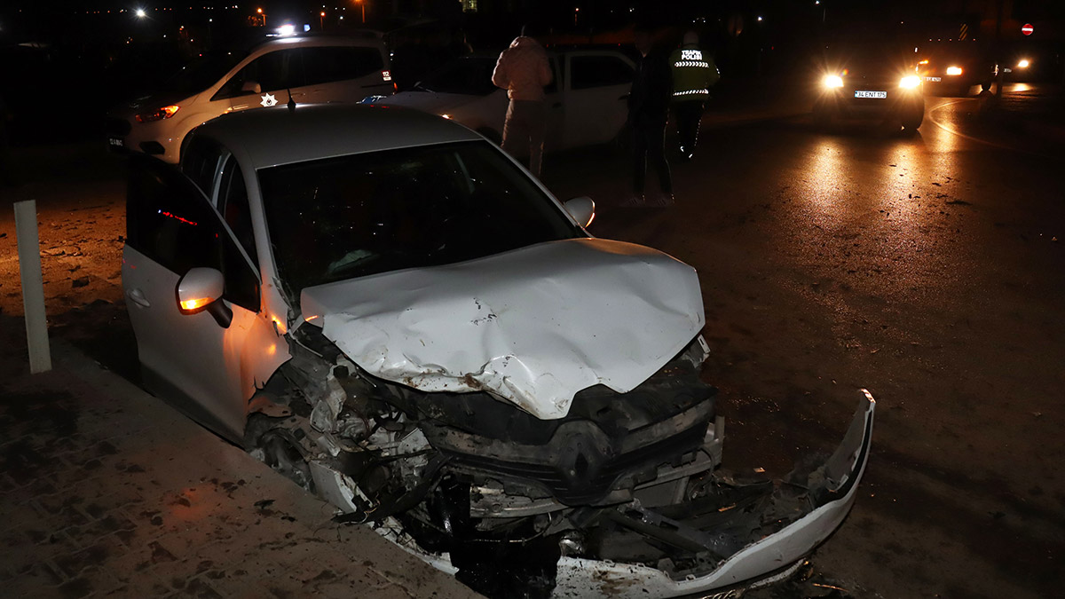 Ehliyetsiz ve alkollü sürücü kaza yaptı