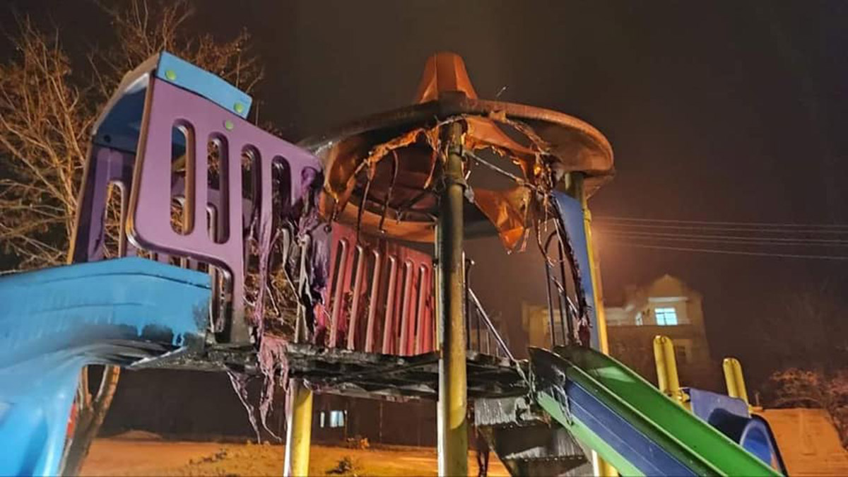 Parktaki çocuk oyun gruplarını ateşe verdiler