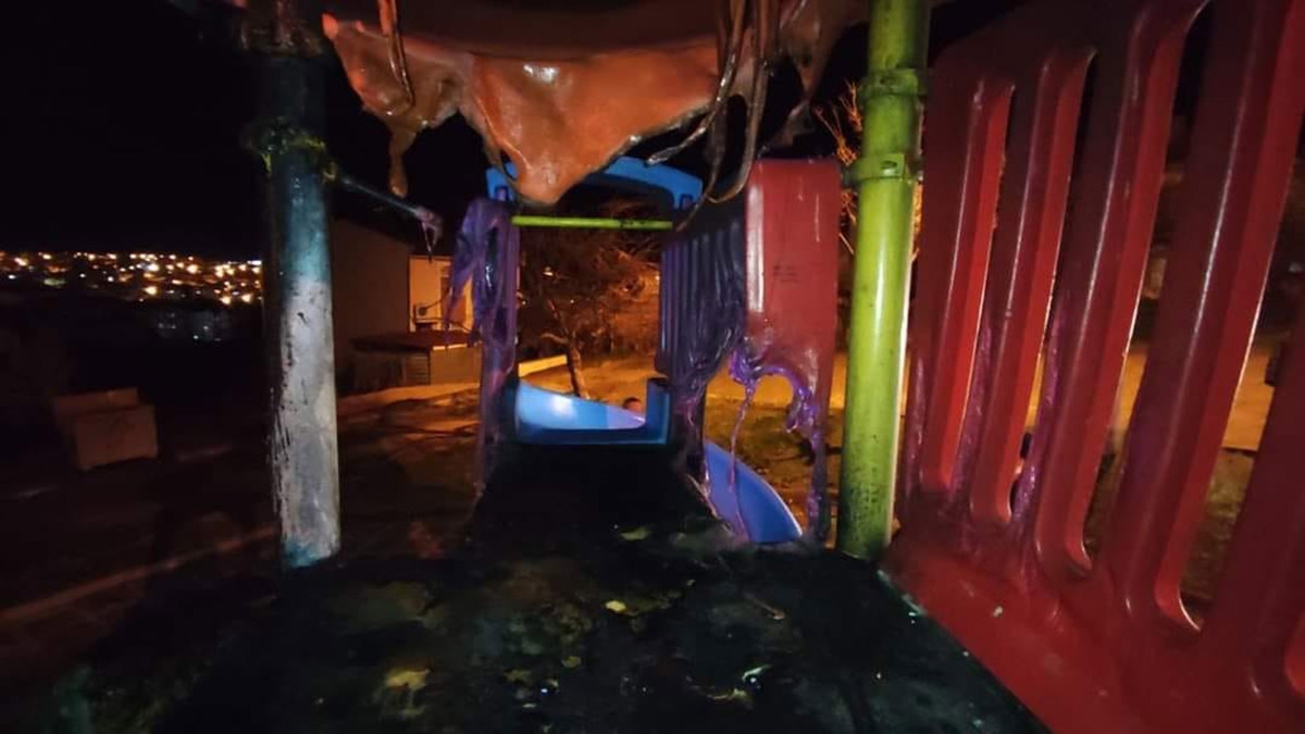 Parktaki çocuk oyun gruplarını ateşe verdiler