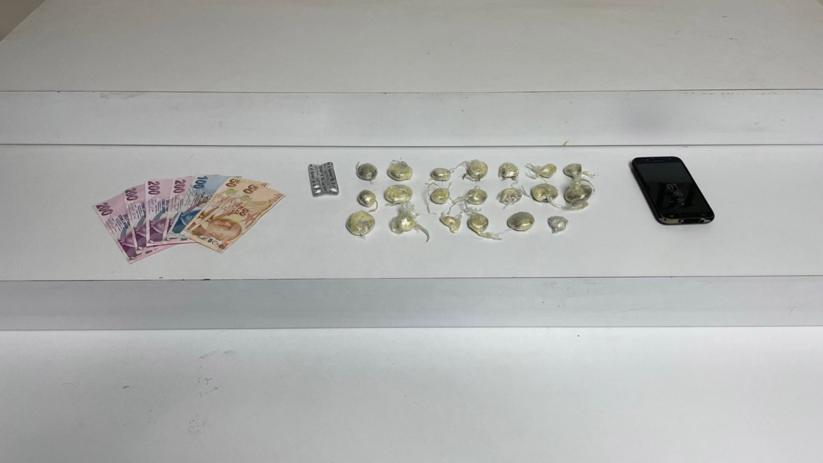 Şişli'de motosikletiyle uyuşturucu satarken suçüstü yakalandı