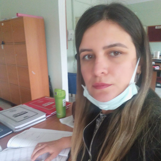 Kütahya'da 7 ay önce köy yolunda otomobille Emine öğretmenin ölümüne neden olduğu gerekçesiyle Kütahya Ağır Ceza Mahkemesi'nde hakkında dava açılan Ömer Demirtaş, kaza sırasında otomobili o dönem 17 yaşında ve ehliyetsiz olan kardeşi Ali Demirtaş'ın kullandığını öne sürdü.