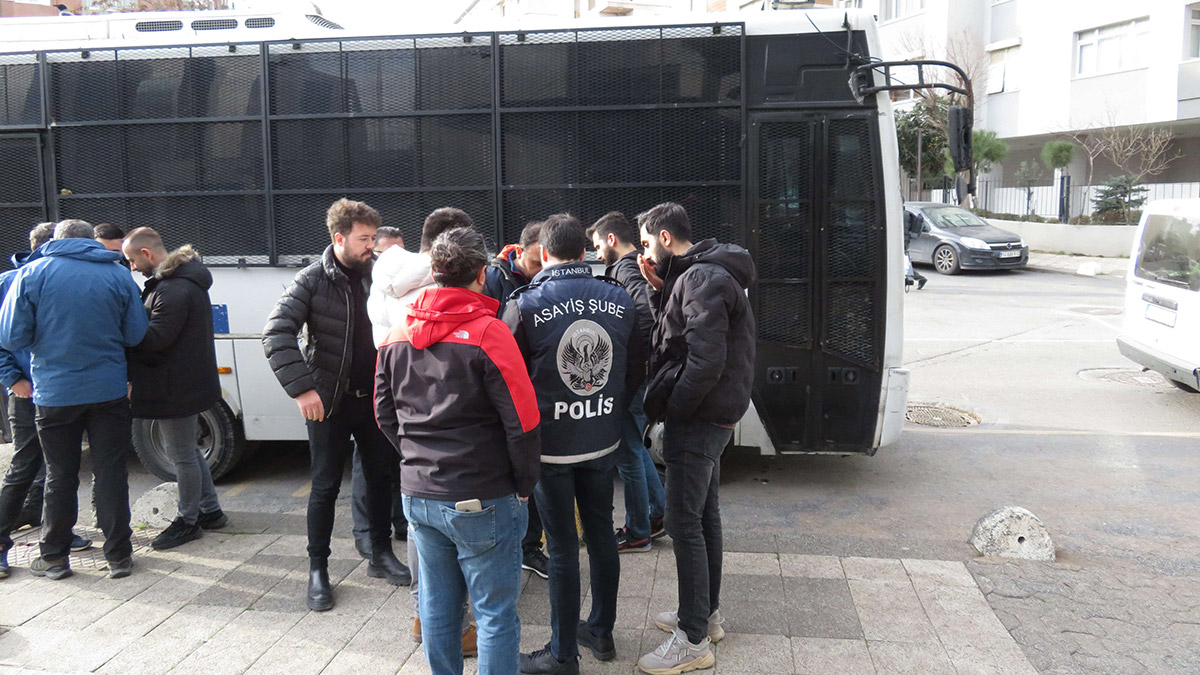 Emlak dolandırıcılarına dev operasyon: Ferrari marka otomobilinde bulunduğu onlarca lüks otomobile el konduğu belirtildi.