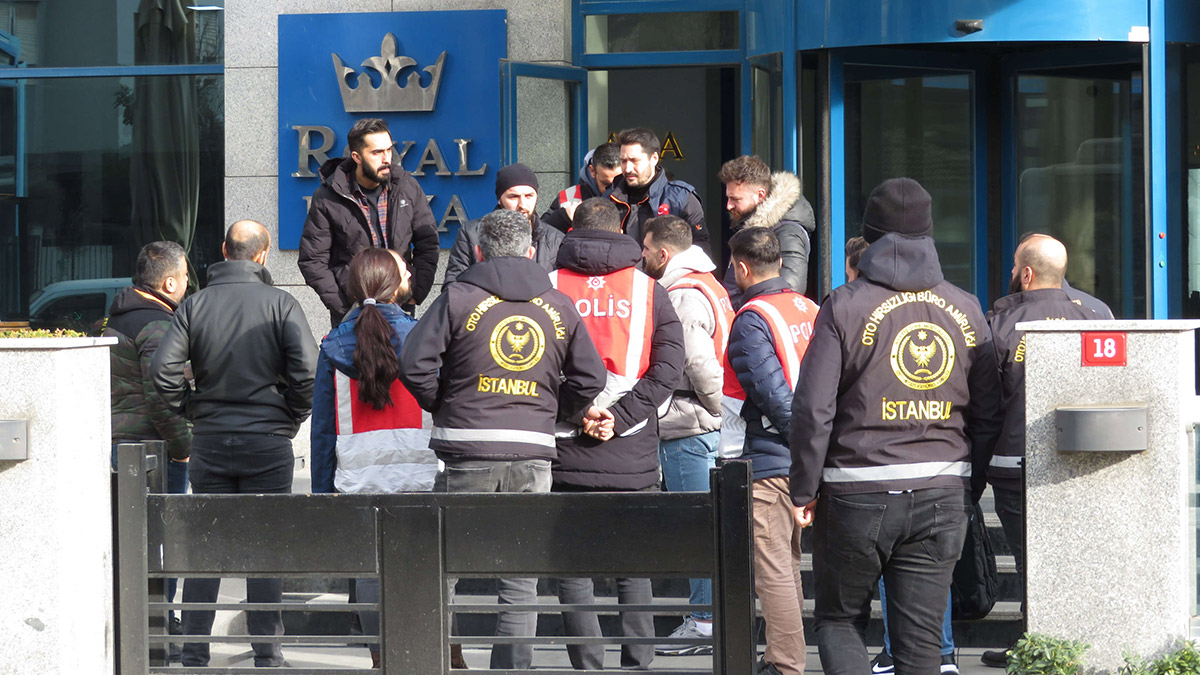 Emlak dolandırıcılarına dev operasyon: Ferrari marka otomobilinde bulunduğu onlarca lüks otomobile el konduğu belirtildi.