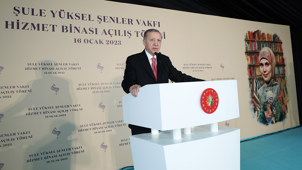 Cumhurbaşkanı Recep Tayyip Erdoğan, "Başörtüsü ve aile konusunda kaçak güreşmenin hiçbir bahanesi olamaz. Beklentimiz gerçekleşmez ve 400'ün altında bir meclis aritmetiği oluşursa bu durumda egemenlik kayıtsız şartsız milletindir demiyor muyuz? Öyleyse millete gideceğiz" dedi.