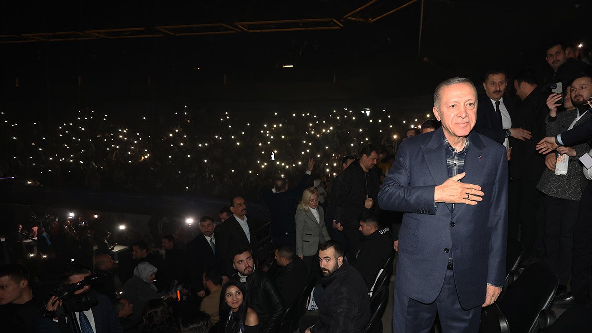 Üniversiteli AK Gençlik Festivali’nde gençlerle bir araya gelen Cumhurbaşkanı Recep Tayyip Erdoğan, "Gençlerimizle aramıza bugüne kadar kimseyi sokmadık, bundan sonra da hiç kimsenin aramıza girmesine izin vermeyeceğiz. AK Parti, gençlerin partisi olarak kurulmuş ve yükselmiştir. Gençlerin önünü biz açtık." dedi.