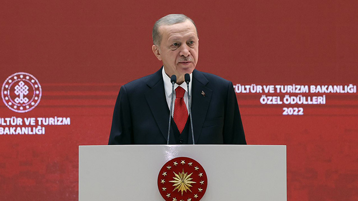 Cumhurbaşkanı Recep Tayyip Erdoğan, ''Sanatı belli kalıplara, belli dayatmalara hapseden ideolojik yaklaşımları kabul etmiyoruz. Özellikle uzun yıllar boyunca kültür sanat camiamızı esir alan Türkiye'nin zengin kültür iklimini tek tipleştiren mahalle baskısını reddediyoruz'' dedi.