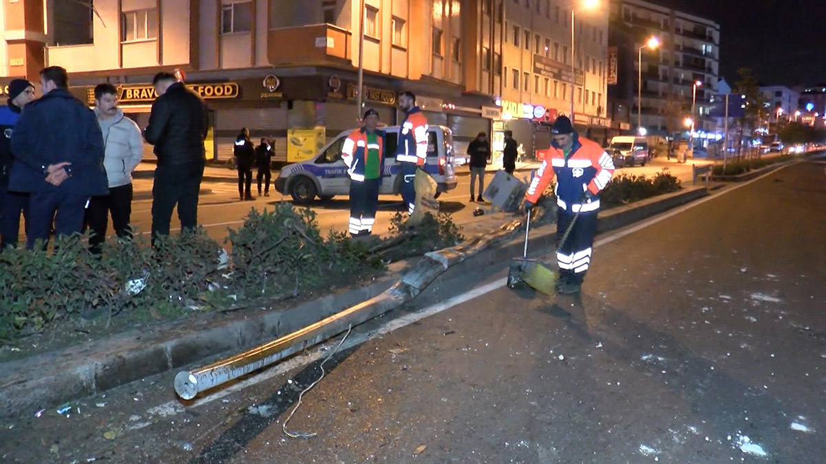 Otomobil, refüjdeki mobese direğine çarptı; 1 ölü