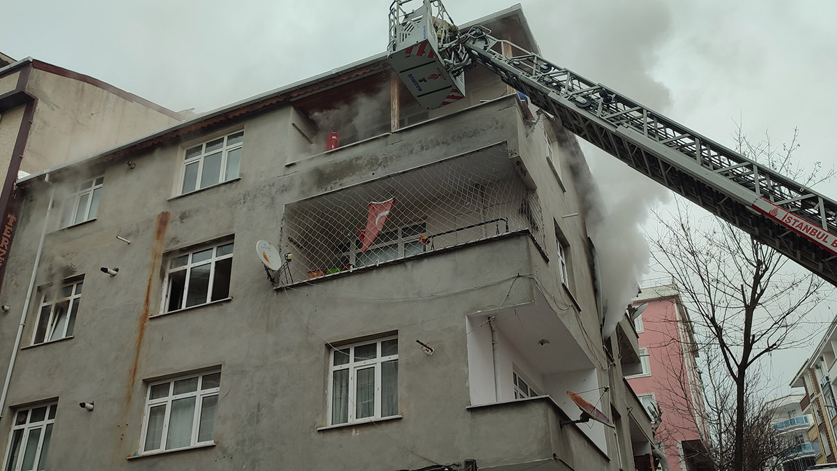 Esenyurt'ta üç katlı binada yangın