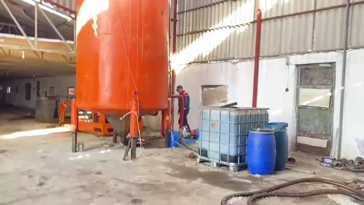 Eski tavuk çiftliğinden 14 bin litre kaçak akaryakıt ele geçirildi