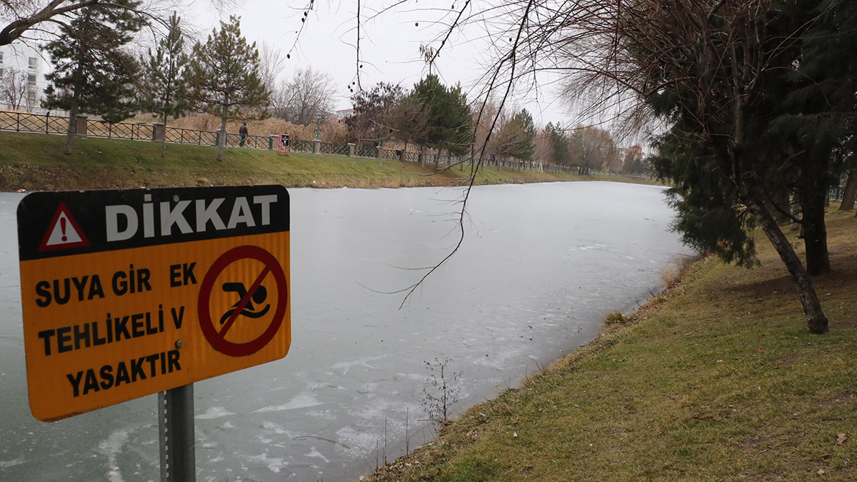 Porsuk Çayı'nın yüzeyi buz tuttu