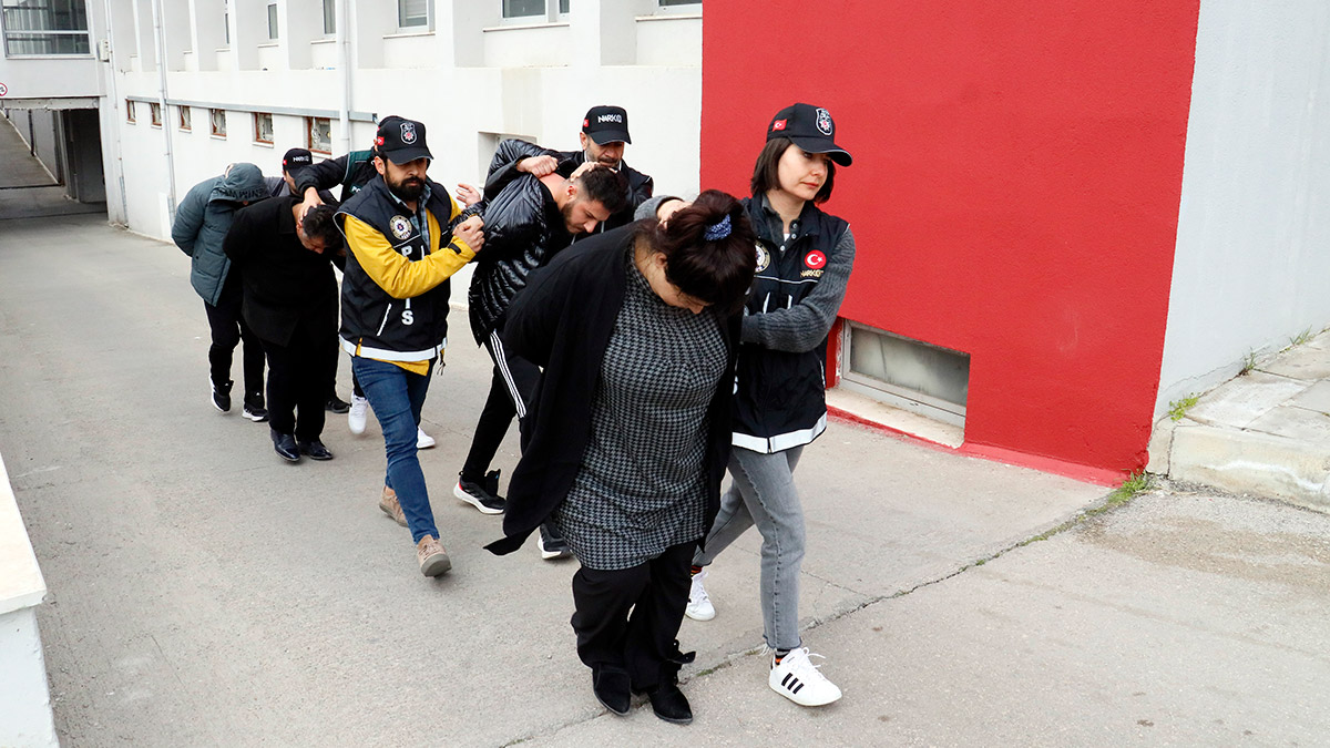 Cipin kaput ve karter muhafazasında esrar ele geçirildi