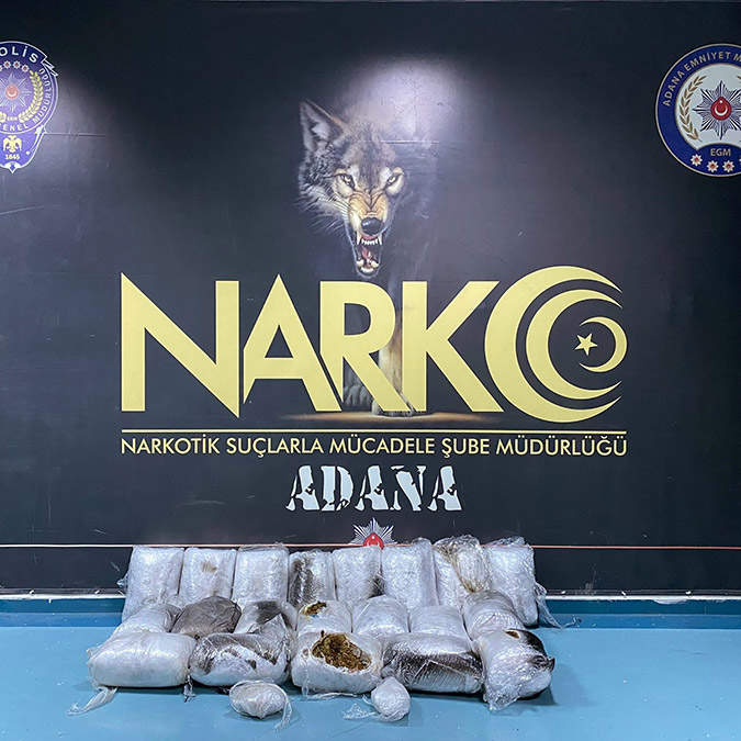 Adana'da, polisin durdurduğu cipin kaput ve karter muhafazasında, 24 kilo 850 gram esrar ele geçirildi. Sürücü Burhan A.'nın (47) yanındaki Gurbet G. (29) adlı kadının, kendi çocuklarını kullanarak araç içinde 'aile' görünümü vermeye çalıştığı belirlendi.