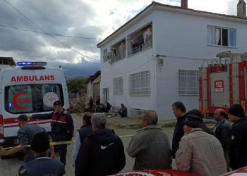 Evde çıkan yangında dumandan zehirlenen anne ve 2 çocuğu öldü