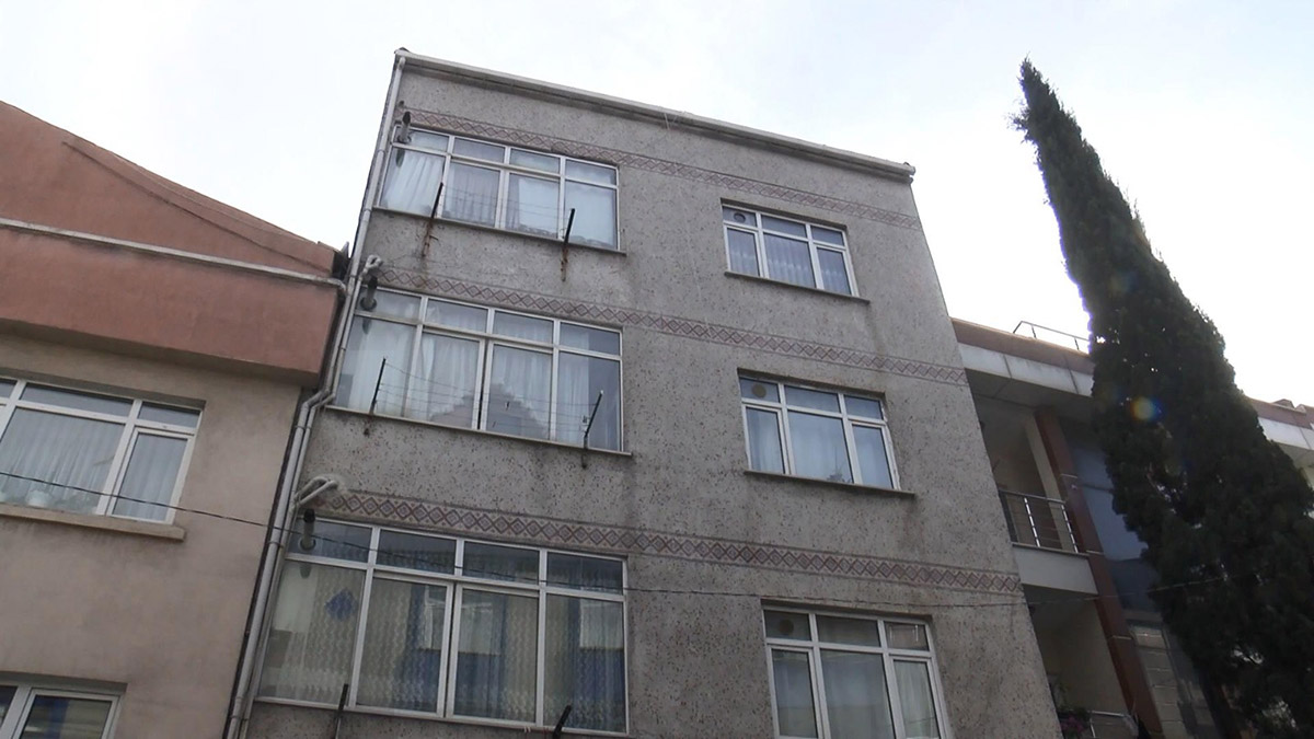 Çöp evde 3 çocuk bulundu