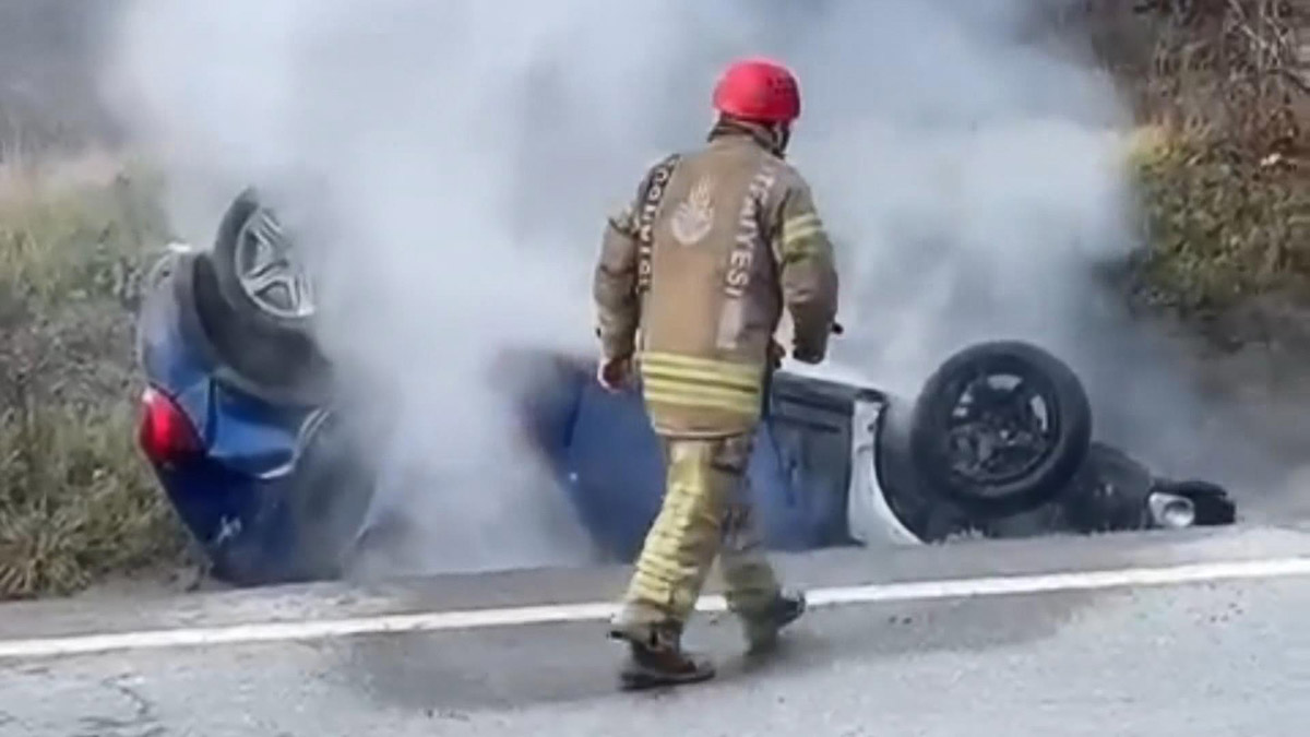 Yanan otomobildeki 5 kişi son anda kurtarıldı