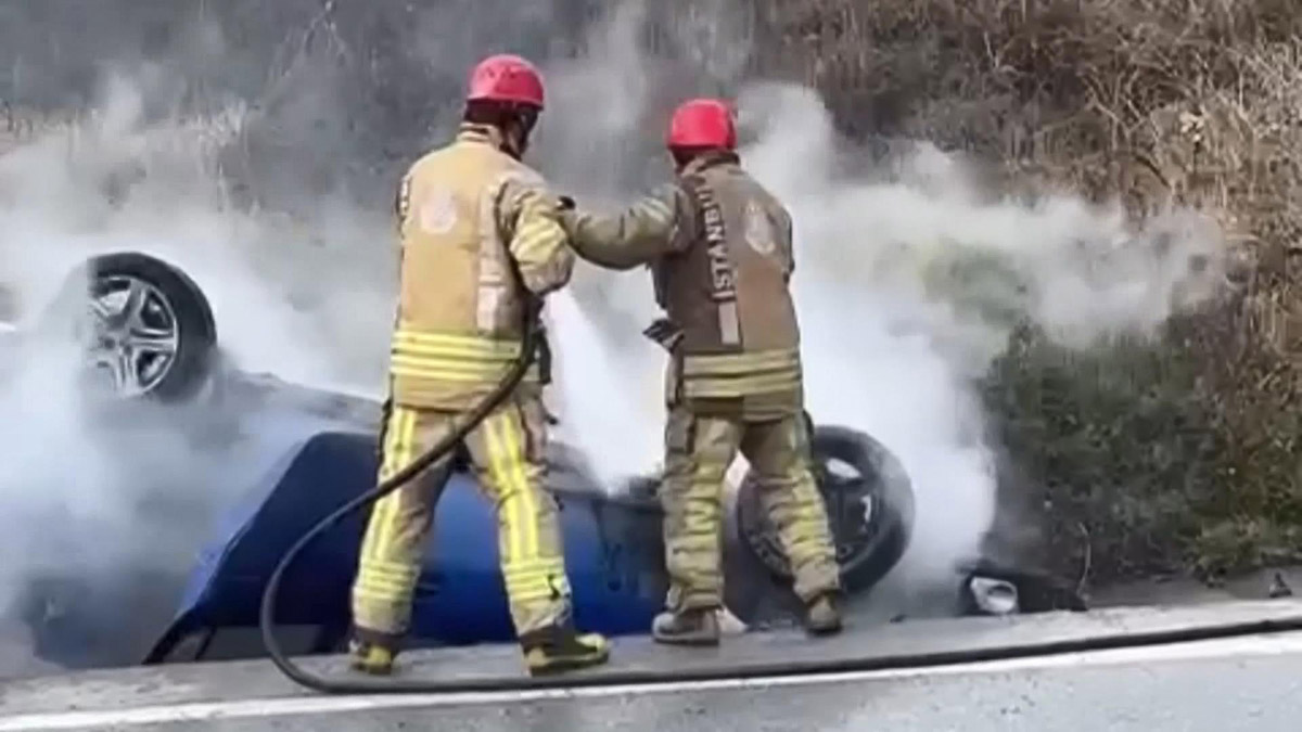 Yanan otomobildeki 5 kişi son anda kurtarıldı