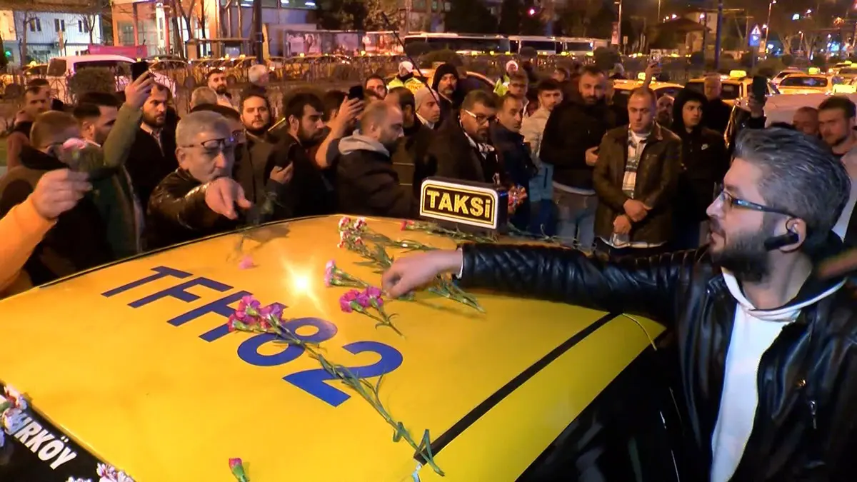 İstanbul'da yüzlerce taksici öldürülen meslektaşları için fatih'te toplandı. Basın açıklaması yapan taksiciler, konvoy yaparak olayın gerçekleştiği yere gitti. Taksiciler burada önce kur'an okudu daha sonra karanfil bıraktı.  