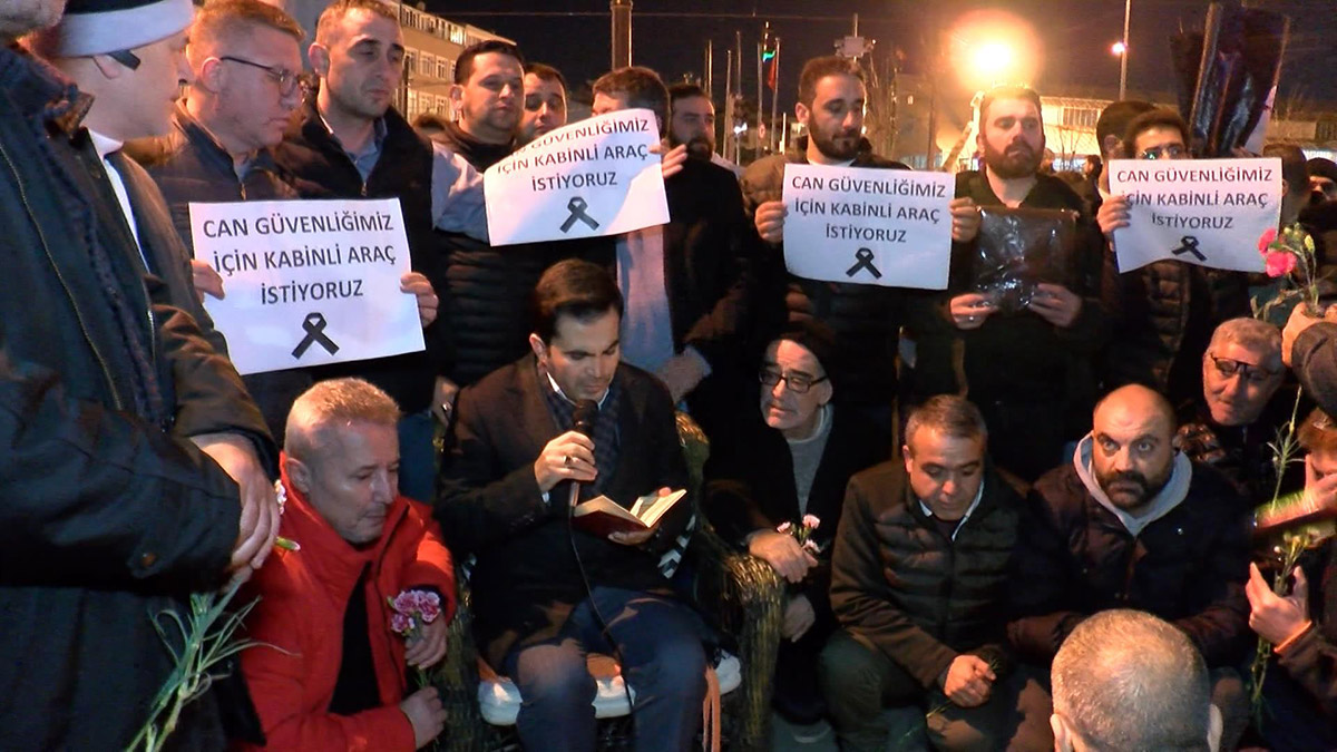 Fatih'te toplanan taksiciler öldürülen meslektaşları için konvoy oluşturdu