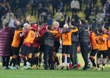 Galatasaraylı futbolcular derbi galibiyetini taraftarlarla kutladı
