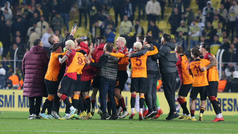 Galatasaraylı futbolcular derbi galibiyetini taraftarlarla kutladı