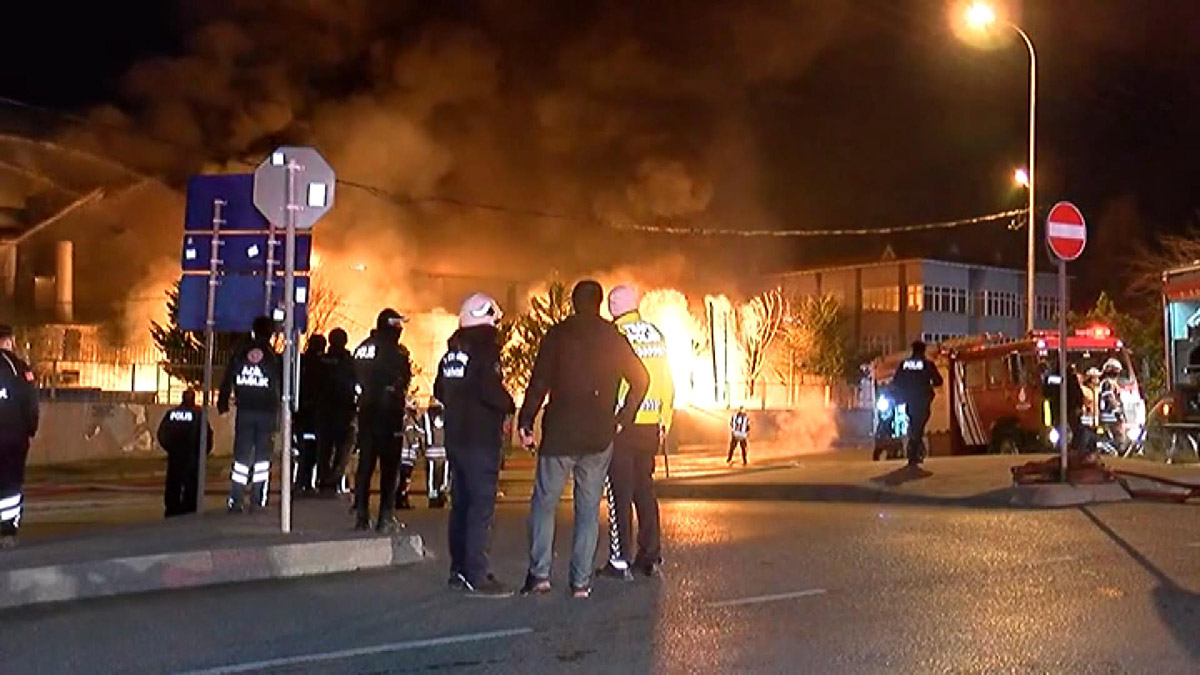 Arnavutköy'de kauçuk fabrikası yandı