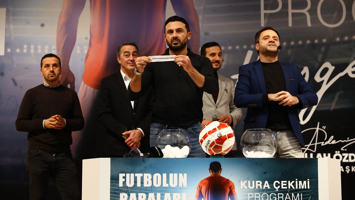 Bağcılar Belediyesi’nin 40 yaş üstü ilçe sakinlerinin diyalog ve aralarındaki dostluğun gelişmesi amacıyla hayata geçirdiği 'Futbolun Babaları' projesinin fikstür çekimi yapıldı. Bir ay sürecek turnuvanın fikstür çekimine; eski milli futbolculardan Saffet Akyüz, Ahmet Dursun ve Ogün Temizkanoğlu katıldı.