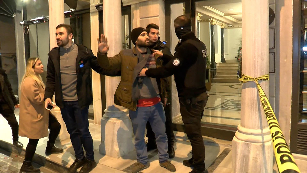 Beyoğlu'nda şüpheli çanta paniğe neden oldu. Polisin aldığı güvenlik önlemlerine rağmen, bir kişi, "Ben zaten ölmek istiyorum ağabey. Ben bu çantayı açarım" diye bağırarak yanına gittiği çantayı eline aldı. Bu kişinin polisin müdahalesi sonrası çantayı atmasıyla sokakta bulunanlar panikle kaçmaya başladı. Fünye ile patlatılan çantadan patlamış mısır, çocuk bezi ve kıyafetler çıktı.