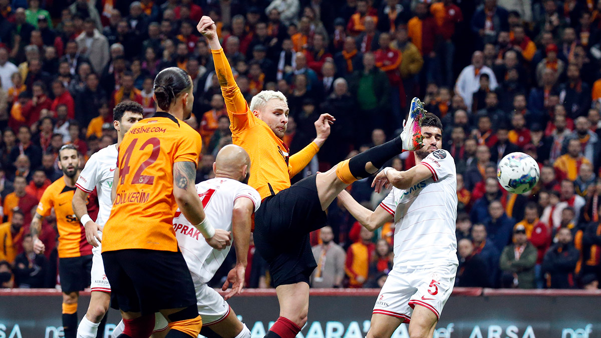 Galatasaray taraftarına verilen cezalar hepimiz için üzücü