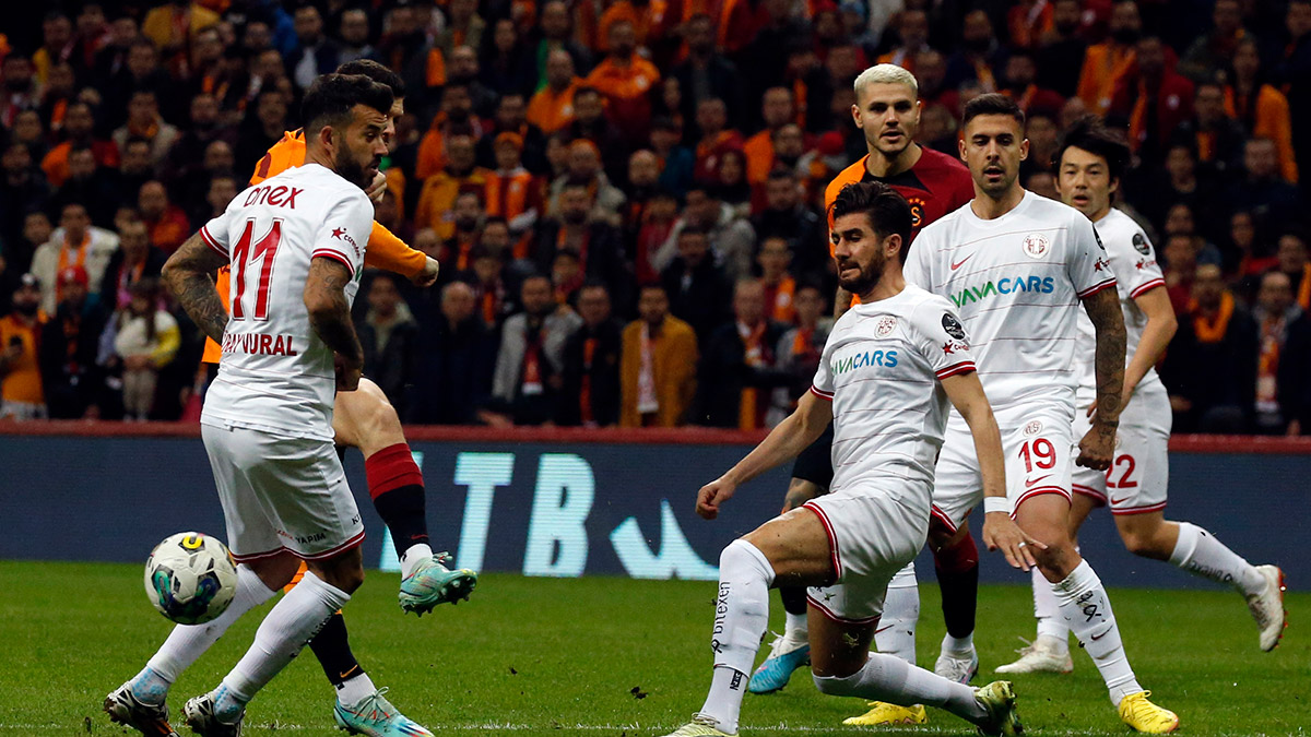 Galatasaray Teknik Direktörü Okan Buruk, "Galatasaray taraftarına verilen cezalar hepimiz için üzücüydü. Bütün takımlara verilen kararların adil olması lazım. Galatasaray da adil olmaya devam edecek" dedi.