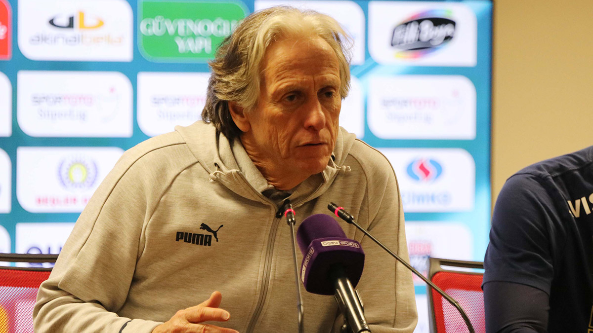 Gaziantep FK - Fenerbahçe maçının ardından, Erol Bulut Fenerbahçe karşısında mağlup oldukları için üzgün olduklarını söyledi. Fenerbahçe Teknik Direktörü Jorge Jesus ise takımının performansından mutlu olduğunu ve galibiyet ile rahatladıklarını ifade etti.