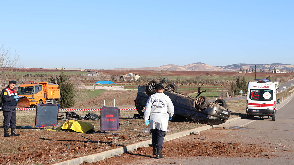 Gaziantep'te otomobil öğrenci servisine çarptı