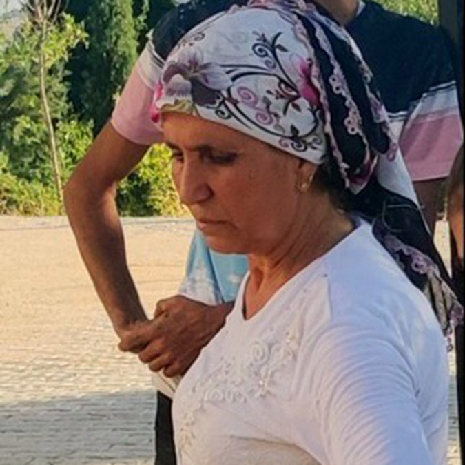 Adana’da yolun karşısına geçerken hafif ticari aracın çarpması sonucu hayatını kaybeden gelin ve kayınvalidenin cenazeleri, otopsinin ardından yakınlarına teslim edildi.