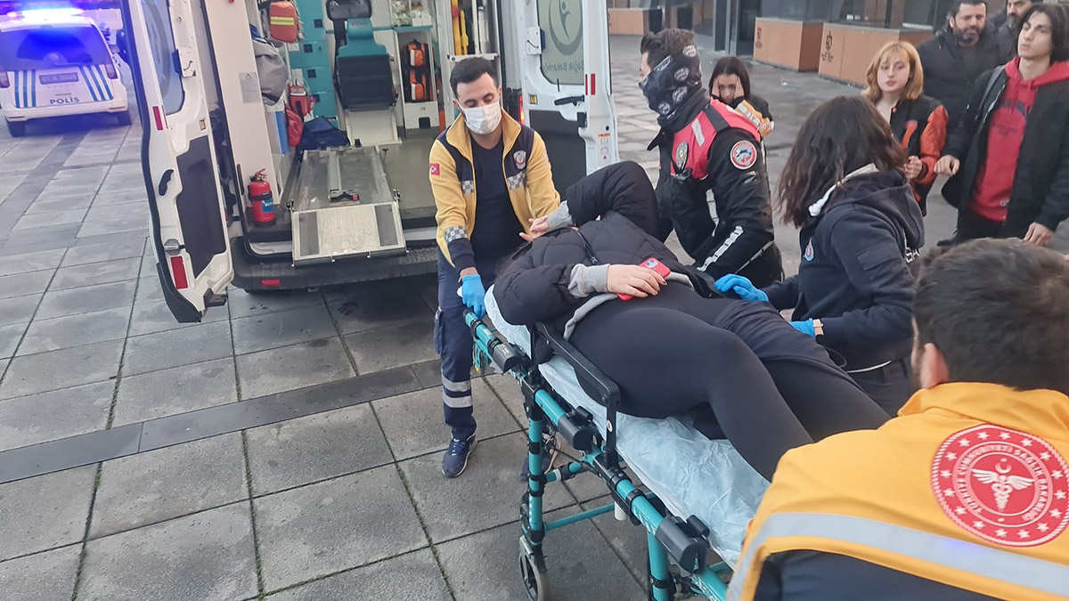 2 genç kızın kavgası kanlı bitti