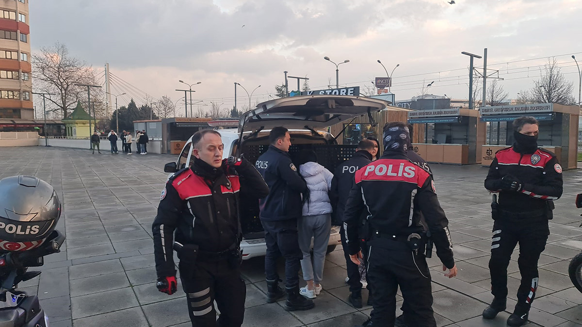 2 genç kızın kavgası kanlı bitti