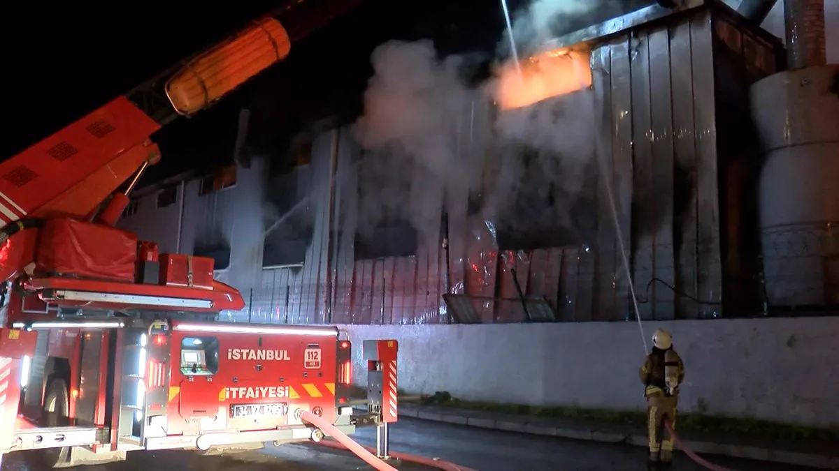 Arnavutköy'de kauçuk fabrikası yandı