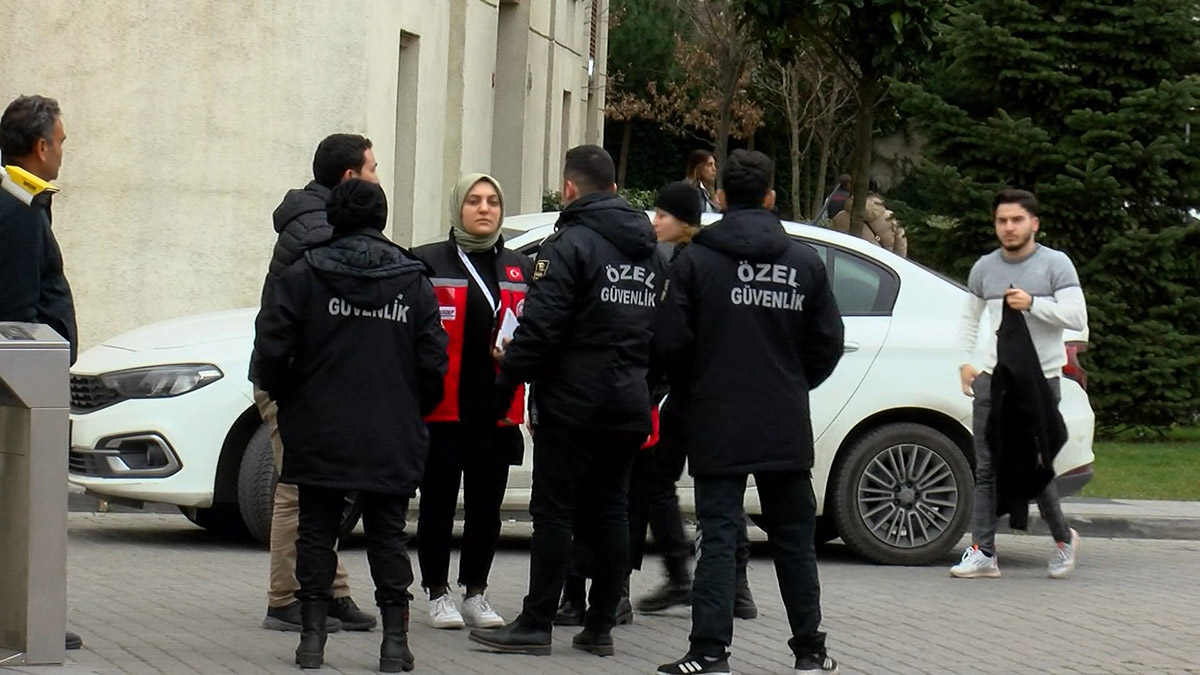 Sancaktepe'de 3 çocuk ile babaları ölü bulundu. Mehmet A.'nın eşinin evi terk etmesi üzerine 3 çocuğunu asarak intihar ettiği iddia ediliyor.