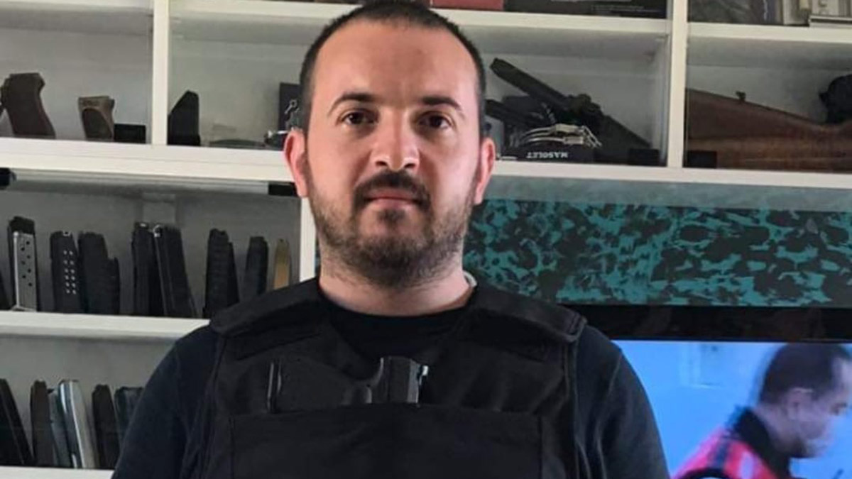 Ümraniye'de esnafa ateş eden şüpheli, silahını düşürünce canından oldu. Olay, Saray Mahallesi Sanayi Sitesi Yolu üzerinde bulunan sanayi sitesinde meydana geldi.