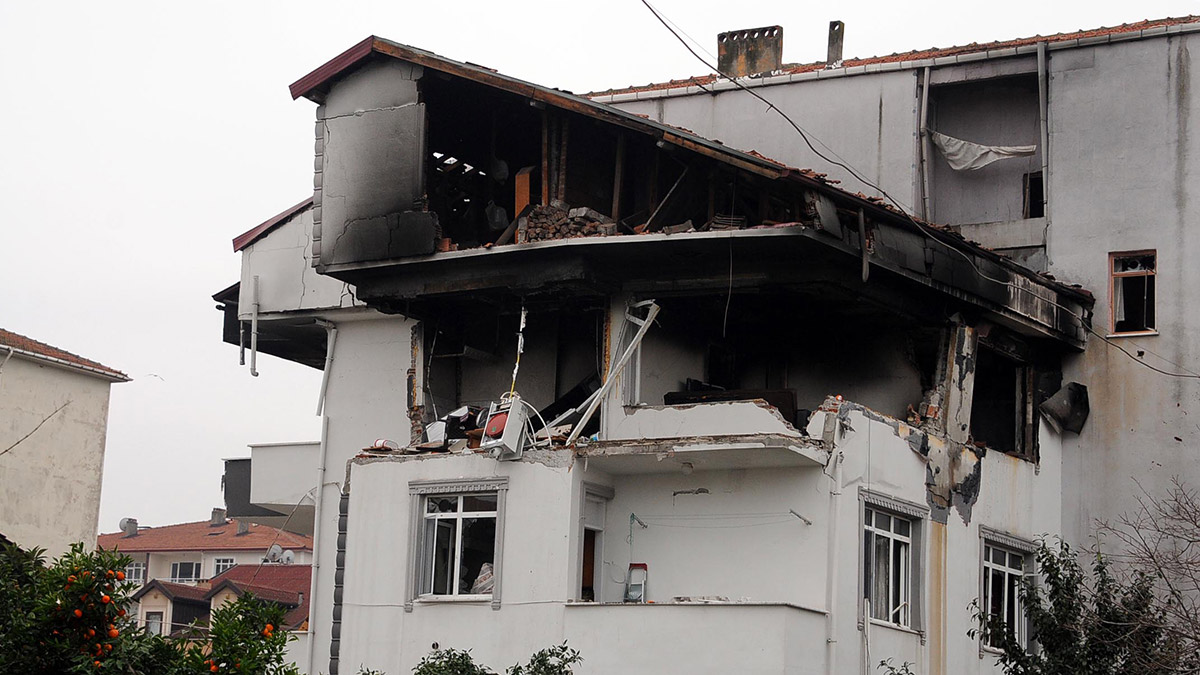 Kocaeli Gölcük'teki doğal gaz patlamasının yaşandığı ev ile çevresindeki binalarda oluşan hasarın boyutu, gün ağarınca ortaya çıktı.