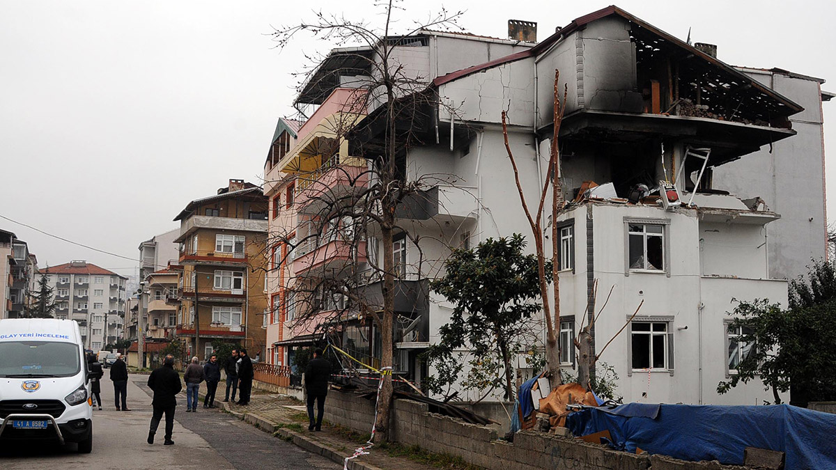 Gölcük'teki doğal gaz patlamasında 5 bina hasar gördü
