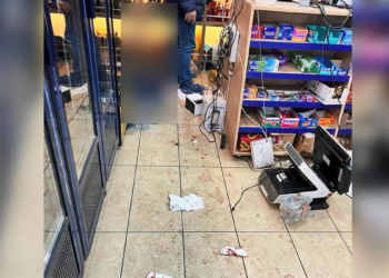 Tekel bayii sahibinin kafasında şişe kırarak yaraladılar