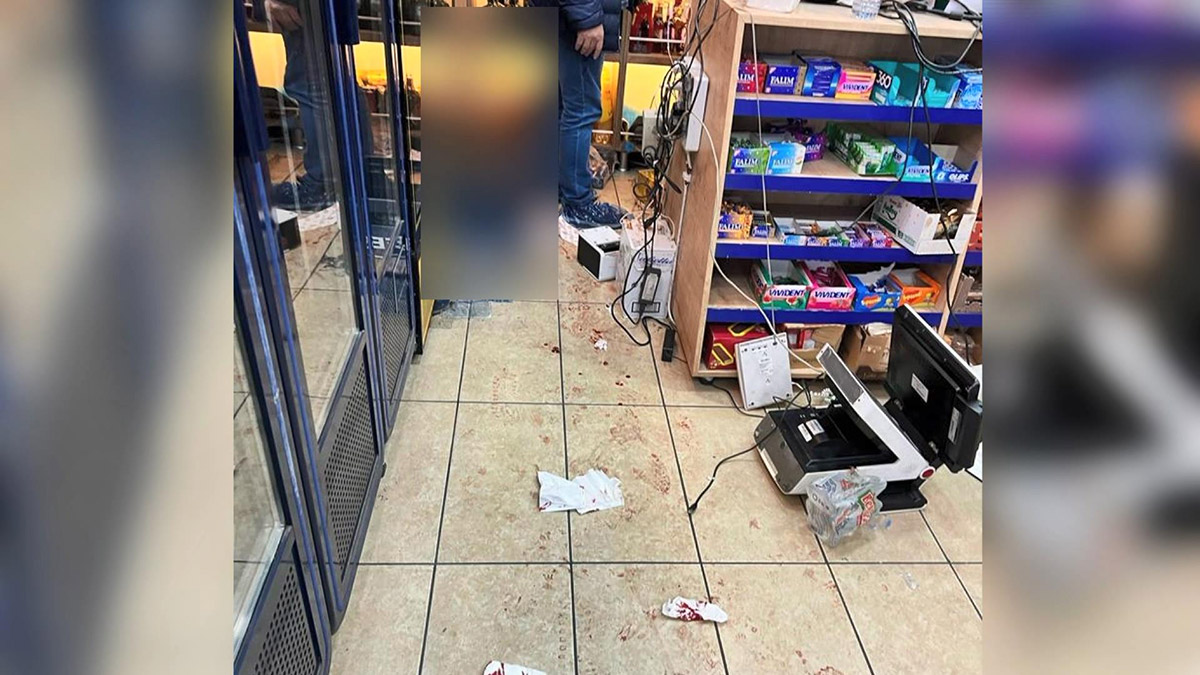 Tekel bayii sahibinin kafasında şişe kırarak yaraladılar