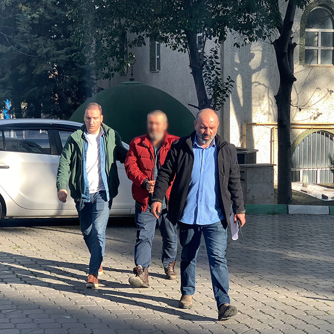 Hesap meselesi yüzünden tartıştığı garsonu vurdu