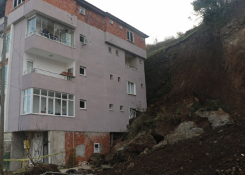 Heyelanda duvarı yıkılan 4 katlı bina, tahliye edildi