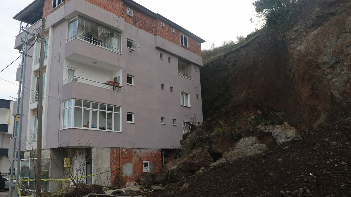 Heyelanda duvarı yıkılan 4 katlı bina, tahliye edildi