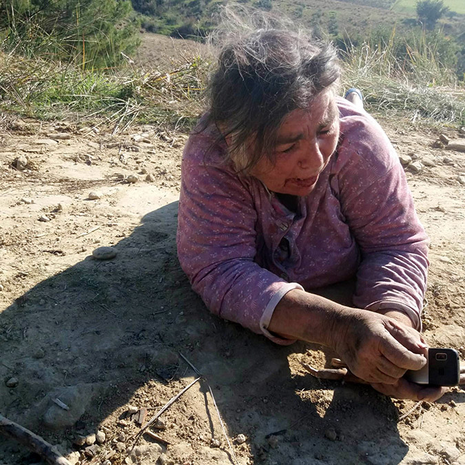 Antalya'nın Manavgat ilçesinde husumetli akrabalar arasında kavga çıktı, 2'si kadın 3 kişi yaralandı. Kavgaya karışan 9 kişinin gözaltına alındığı olay anı cep telefonu kamerasına da yansıdı.