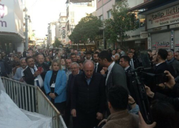 İnce, 8 kişinin hayatını kaybettiği restoranın önüne karanfil bıraktı